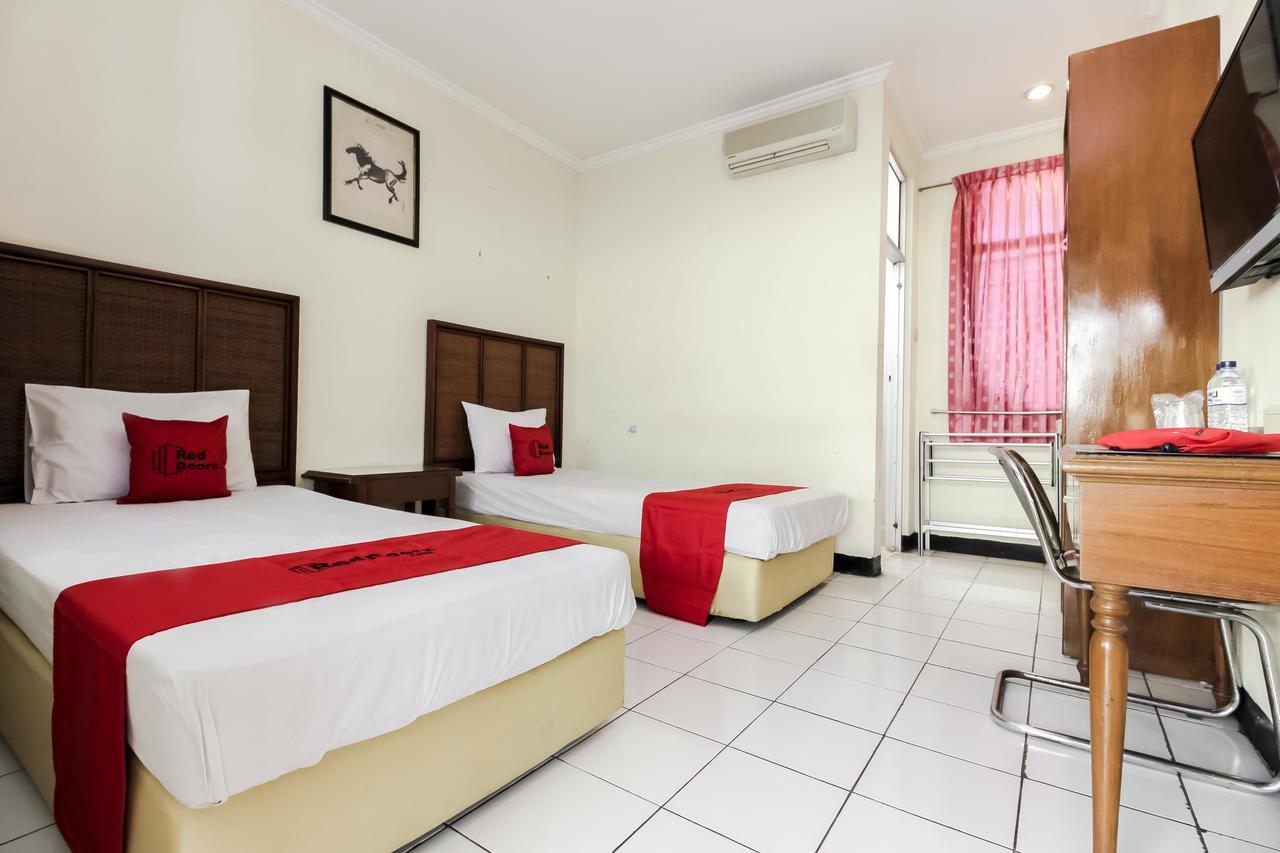 Reddoorz Plus Near Grage City Mall Чиребон Экстерьер фото